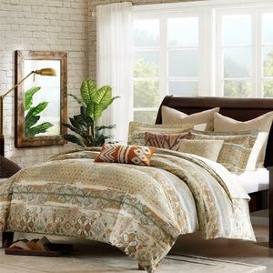 King size Harbor House Castle Hill duvet cover with 2 King size shams.